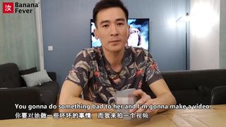 Un uomo cinese approfitta di una giovane donna addormentata