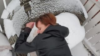 Una coppia bollente scopa sotto la neve Una coppia bollente scopa sotto la neve
