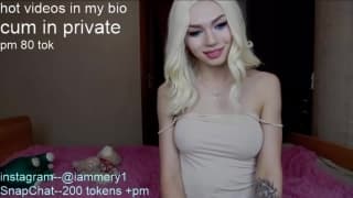 La sexy trans bionda mostra le sue grandi tette e il suo cazzo La sexy trans bionda mostra le sue grandi tette e il suo cazzo