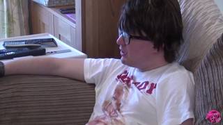 Un nerd si fa pompare da una ragazza matura con le tette grosse Un nerd si fa pompare da una ragazza matura con le tette grosse