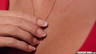 Un'intrusa lesbica la lecca alla vedova