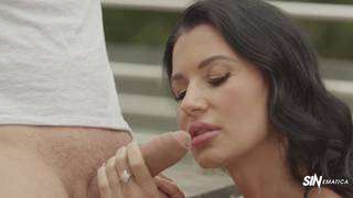 Un surfista va a sedurre la bella Ania Kinski all'aperto