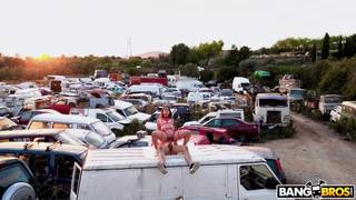 Una bomba sessuale latina si mette a scopare tra auto vecchie