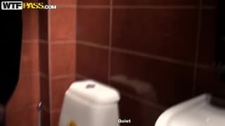 Lo succhia a uno sconosciuto e si lascia scopare Lo succhia a uno sconosciuto e si lascia scopare