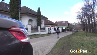 Giovani troiette che si lasciano filmare mentre pisciano in strada