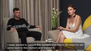 Una bella ragazza perde la verginità con il suo fidanzato