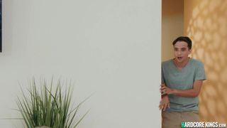 Delle MILF prosperose scopate da un giovane perverso