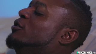 Marito candaulista fa cavalcare la sua moglie sexy su un BBC