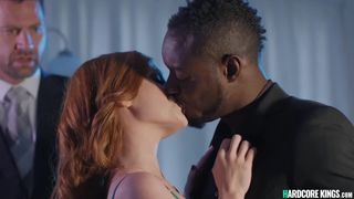 Marito candaulista fa cavalcare la sua moglie sexy su un BBC