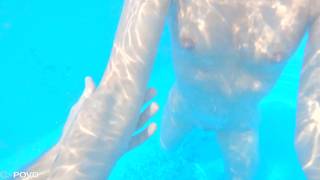 POV di sesso in una piscina con una giovane che è quasi nuova