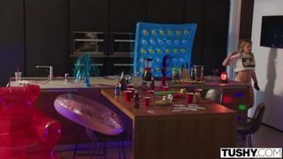 Leah Lee si sveglia e inizia a succhiare il grosso cazzo bianco del suo uomo