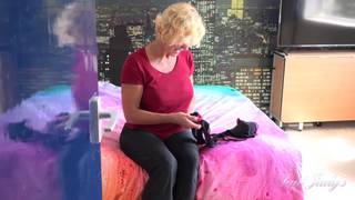 La bella mamma è sola sul suo letto a masturbarsi Bionde, Biancheria sexy, Nonne, Full HD