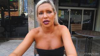 Ecco una milf sexy che si masturba in auto mentre va in spiaggia Ecco una milf sexy che si masturba in auto mentre va in spiaggia