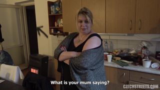 Queste due amiche ceche troiette hanno succhiato questo cazzo per soldi