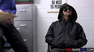 Alexia bagna tutto mentre il poliziotto la scopa