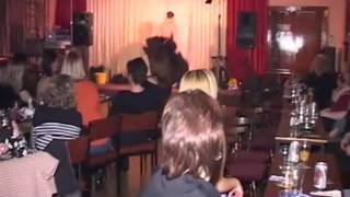 Un ragazzo in perizoma offre il suo cazzo a diverse donne Un ragazzo in perizoma offre il suo cazzo a diverse donne