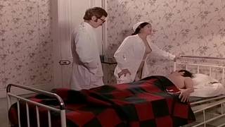 Un porno retrò in una vecchia clinica con giocattoli e cazzi