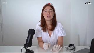 L'infermiera dai capelli rossi mostra le tette durante un video ASMR L'infermiera dai capelli rossi mostra le tette durante un video ASMR