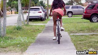 Il lascivo sta per tornare per offrire il suo grosso cazzo