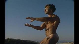 Un ragazzo mostra il suo stupendo corpo nudo all'esterno