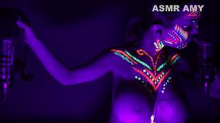 Scena di sesso di notte in un porno ASMR sotto le luci UV
