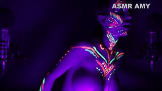Scena di sesso di notte in un porno ASMR sotto le luci UV