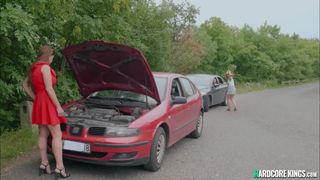Cathy Heaven e Alice Fabre con l'auto in panne e Lutro le scopa