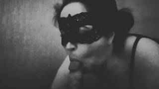 Video in bianco e nero di una MILF che succhia un cazzo
