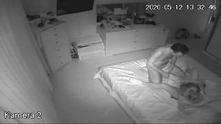 Una telecamera segreta li filma mentre scopano