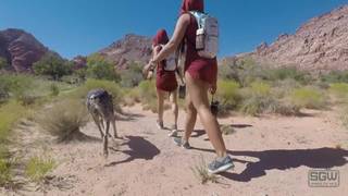 Due ragazze penetrate tra le montagne
