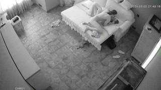 Lui le eiacula in faccia e lei lo lecca