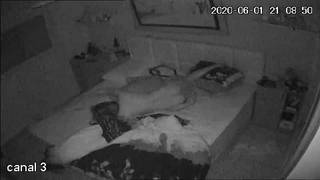 Non riesce a dormire e si mette a cavalcioni su di lui