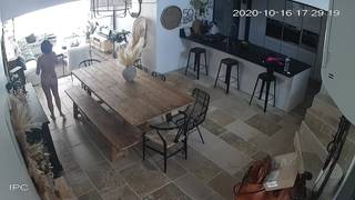 Guarda il suo corpo mentre è nuda a casa