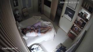 Lei gli tira fuori il cazzo e gli chiede di scopare