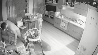 Una coppia amatoriale fa sesso orale nella loro cucina