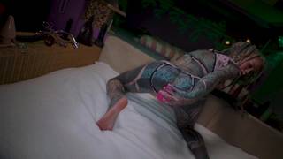 Una ragazza ricoperta di tatuaggi usa un grosso dildo Una ragazza ricoperta di tatuaggi usa un grosso dildo