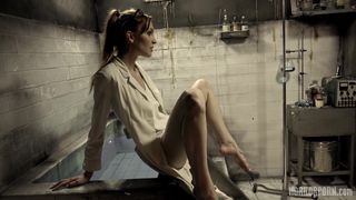 Un mostro scopa la figa della dottoressa