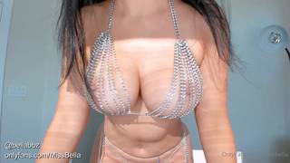 Miss Bella sa che adoriamo il suo corpo sexy nel porno da solista