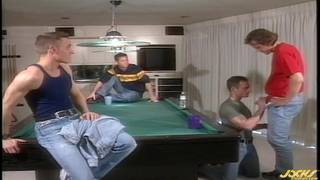 Pompini tra un gruppo di caldi ragazzi gay