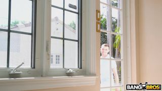 Nadia inviterà il padrone di casa a farsi una bella scopata.