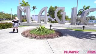 Il grasso culo di Angel viene sbattuto da uno sconosciuto