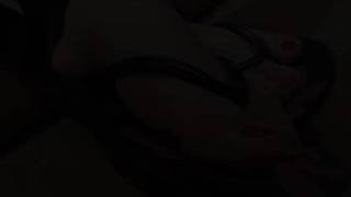 Lynn lo scalda con i piedi prima di succhiarlo