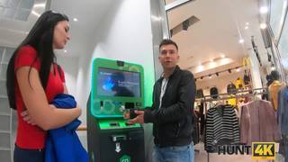 La stupenda Leane viene rimorchiata nel centro commerciale e scopata La stupenda Leane viene rimorchiata nel centro commerciale e scopata