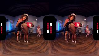 Ana Foxxx è penetrata dal giocattolo di Daisy Ducati in VR