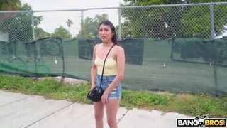 Penelope Woods si fa una bella scopata anale in furgone