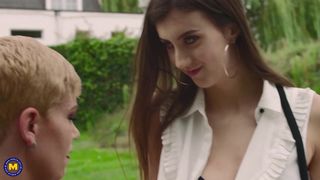Una milf lesbica gioca a fare la cattiva con una ragazza arrapata