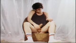 Ecco dei gay arrapati in un video vintage Ecco dei gay arrapati in un video vintage