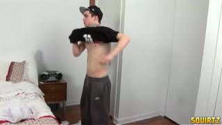 Jake Bass si sborra in faccia dopo essersi masturbato Jake Bass si sborra in faccia dopo essersi masturbato