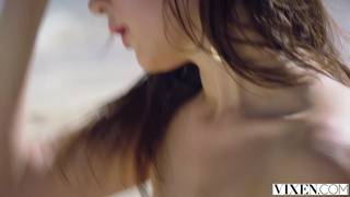 Ellie Leen viene scopata in spiaggia