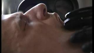 Thom Barron scopato da un soldato in uniforme